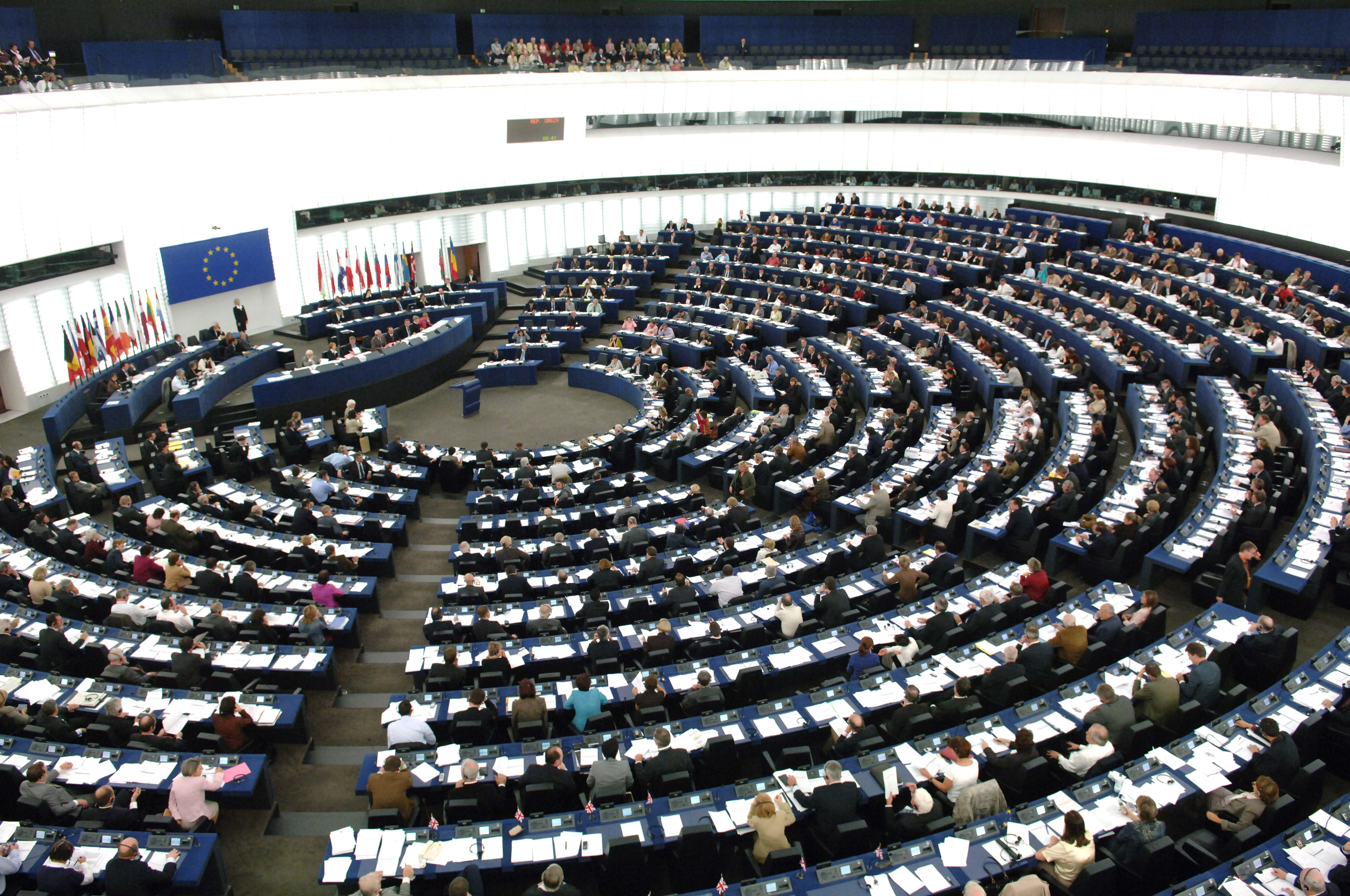  Europos parlamente posėdžiauja 785 politikai, atstovaujantys 27 šalims ir 177 partijoms 