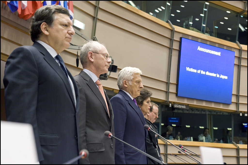 Tylos minute pagerbtas Japoniją sukrėtusio žemės drebėjimo ir cunamio aukų atminimas 2011 03 16