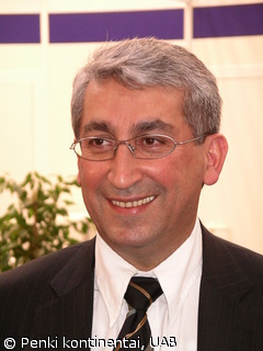 Idrakas Dadašovas dalyvauja parodoje „CeBIT 2006“