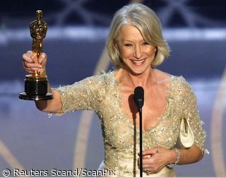 Helen Miren (Helen Mirren) pozuoja su &bdquo;Oskaro&ldquo; statulėle, kurią gavo už geriausią moters pagrindinį vaidmenį filme &bdquo;Karalienė&ldquo; (&bdquo;The Queen&ldquo;)
