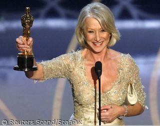 Helen Miren (Helen Mirren) pozuoja su „Oskaro“ statulėle, kurią gavo už geriausią moters pagrindinį vaidmenį filme „Karalienė“ („The Queen“)