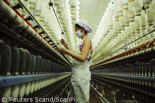 Moteris dirba tekstilės fabrike (Kinija)