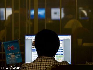 Vaikinas naršo internetą