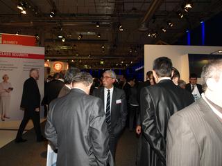 Идрак Дадашов радуется успеху компании на выставке