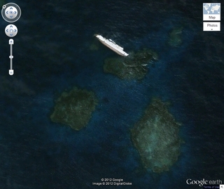 Nuskendęs laivas: ne „Concordia“, bet irgi pavirtęs ant šono, ©Google Earth