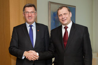 Премьер-министр Литовской Республики Альгирдас Буткявичюс (слева) и Чрезвычайный и Полномочный Посол Республики Беларусь в Литовской Республике Александр Король