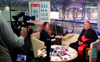 Корреспондент Penki TV беседует с кардиналом А.-Ю.Бачкисом