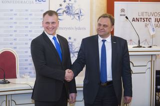 «Почетный знак LVK» из рук президента литовской Конфедерации бизнеса Валдаса Суткуса (справа) принял представитель группы компаний Penki kontinentai Робертас Рагаускас